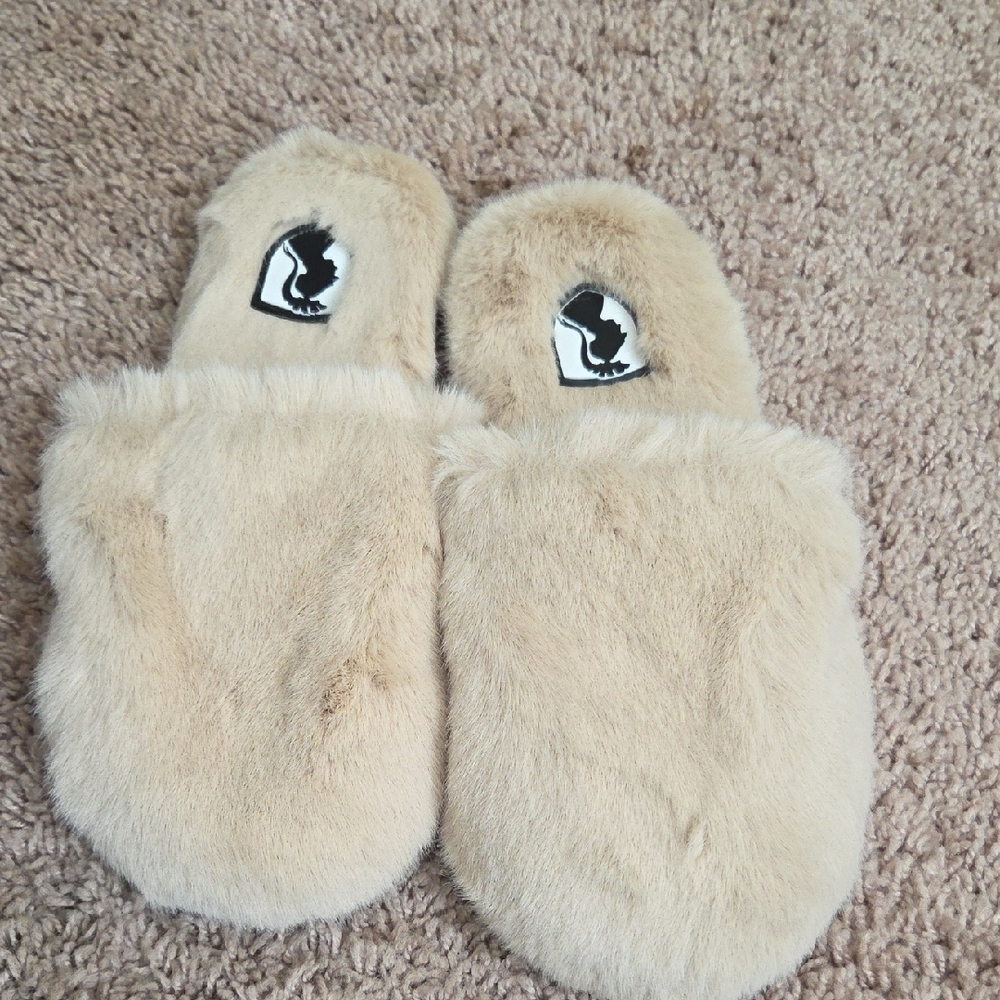 NIB VHNY Fuzzy Tan Slippers Size 36eu